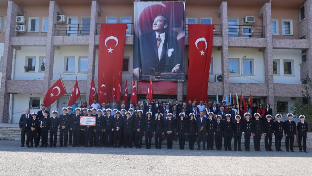 29 Ekim Cumhuriyet Bayramını münasebeti nedeniyle Atatürk büstüne çelenk sunma programı icra edildi. 